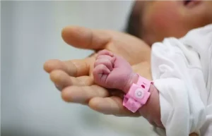 نرخ خام ولادت در آذربایجان شرقی برابر با ۱۲/۶ در هزار نفر جمعیت بوده است