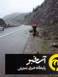 عملیات برف روبی و ریزش برداری در محورهای کوهستانی استان